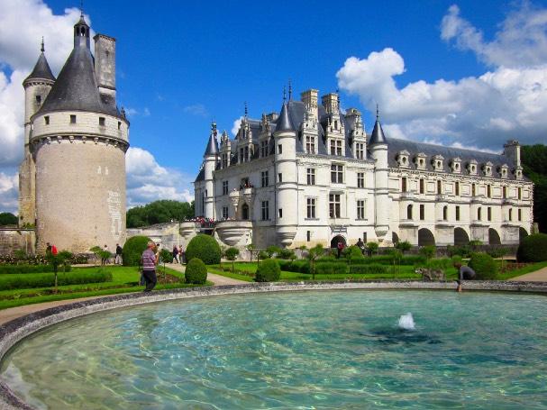 ITINERARY DAY 8: LOIRE VALLEY CHATEAU DE CHENONCEAU Getting an early start to the day we will head towards Tours.