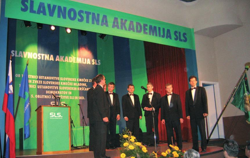 18 Odmev tema meseca Podpeški oktet je sodeloval že na javni tribuni, nato pa v nadaljevanju še na slavnostni akademiji.