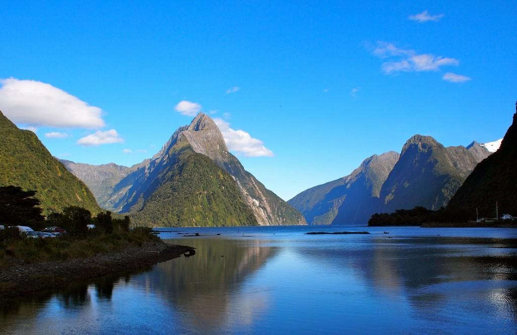 Thu 16 MILFORD SOUND EXCURSION (B,L) Breakfast at your hotel. 7.30 am Depart early this morning and travel around Lake Wakatipu and through Te Anau and the Fiordland National Park to Milford Sound.