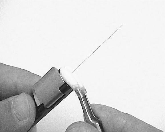 13.3Cleaning the fiber Use a pair of tweezers equipped with cotton buds soaked in alcohol (according to picture) or a similar tool Press the tweezers together and clean the fiber with by