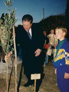 1997 Generalni direktor UNESCO Federico Mayor je decembra 1997 obiskal slovensko ASP mrežo na Osnovni šoli Cirila Kosmača v Piranu.