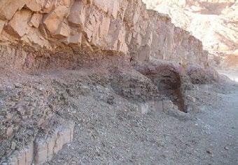 They are comprised of a series of four cavities dug out of a layer of weak shale and were used as living quarters. They run in a north-south line along a terrace, with their entrances facing east.