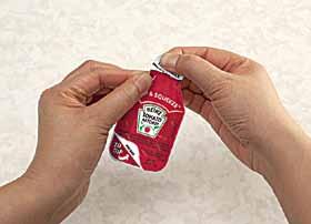 EOL-49-marec-March 10 Inovacija za priljubljen ketchup Heinz je v odgovor na povpraševanje potrošnikov napovedal tri inovacije: ketchup Heinz Dip & Squeeze, ki omogoča bolj priročno in zabavno