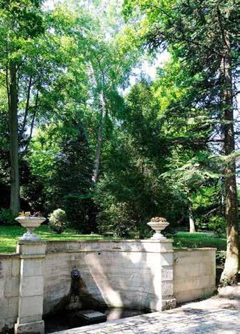 Located a few kilometers from the Château de Versailles, Campus BNP Paribas is set in this 17th century s exceptional estate, Le Domaine de Voisins.