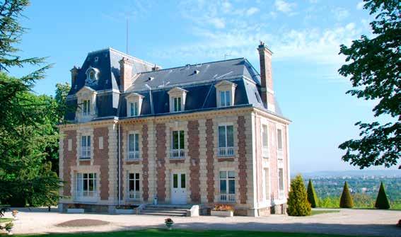 regarding the Château de Voisins. The bank complied with the original design of the gardens, as the Château had just been listed as a historical monument.