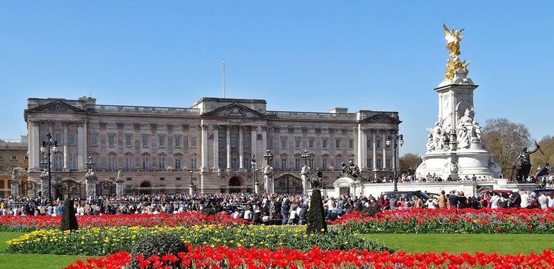 00 Arrive Buckingham Palace and disembark for a tour of this magnificent building. 17.30 Arrive back at the Royal Garden Hotel 19.30 Pre-dinner drinks reception (Palace Foyer) 20.