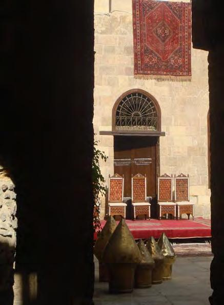 مل يتبق من القصر اآلن إال الواجهتان الرئيسية املطلة على شارع السيوفية