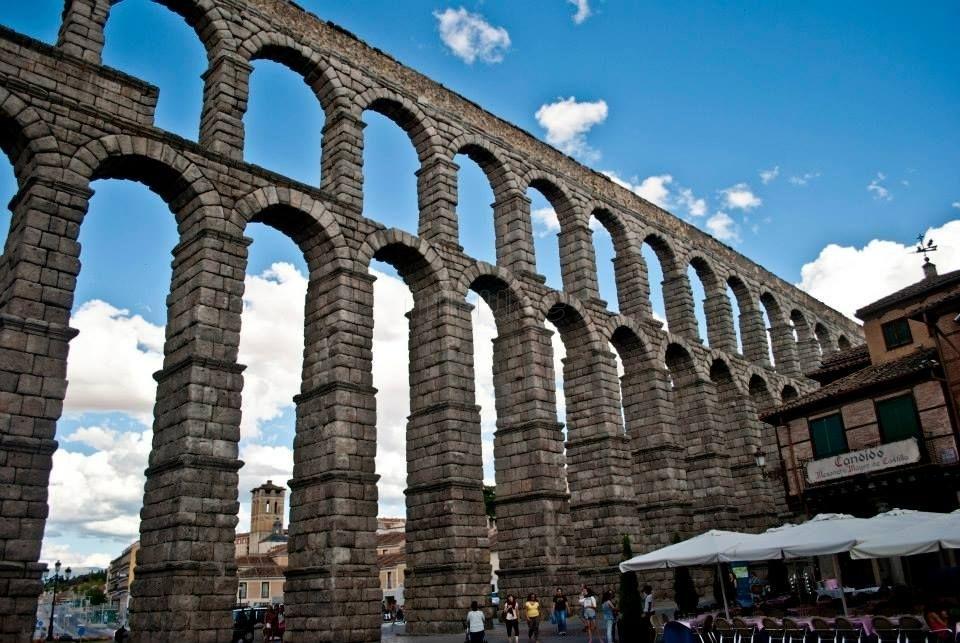In the city proper, Segovia displays a monumental drama from the arches of its Roman aqueduct (Unesco World Heritage site) to the fantasy castle of its Alcázar which was used as a model for