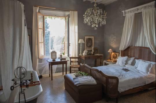 DESCRIPTION VILLA DONNA LETIZIA CASTELLINA IN CHIANTI TUSCANY 9 DOUBLE OR TWIN BEDROOMS 2 POOLS In one of the most beautiful scenarios of Tuscan Countriside in the middle of Florence and Siena Villa