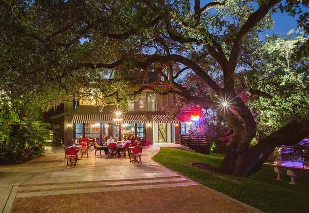 THE LOUNGE, PATIO & LAWN The lounge, patio and rolling lawn with 300-year-old oak trees sit at the heart of the property and