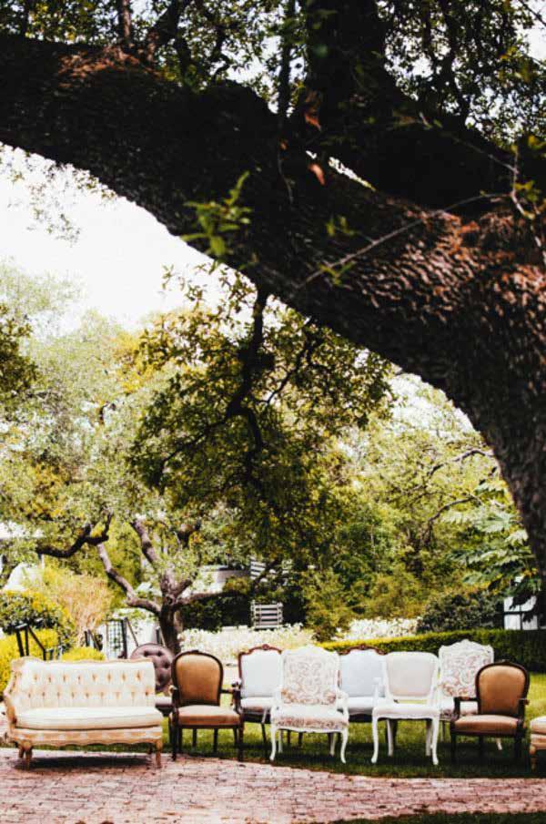 INTIMATE CEREMONIES UNDER THE OAK Best suited for ceremonies with fewer than 12 guests, the shaded lawn