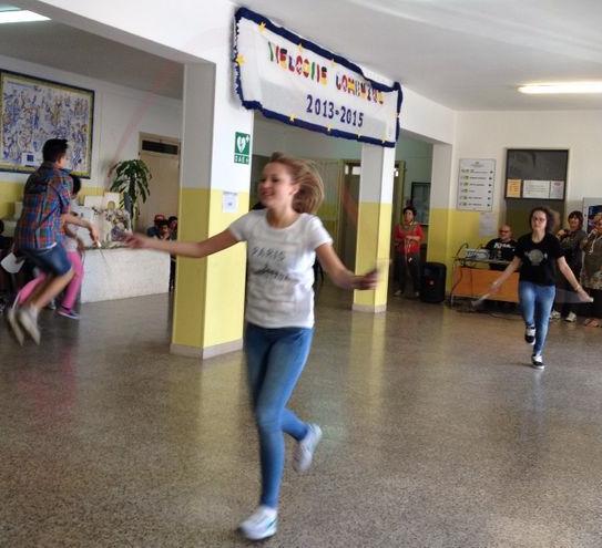 There the Italian students had prepared a show for their traditional games. So the showed us rope skipping, capture the flag and playing beyblade.