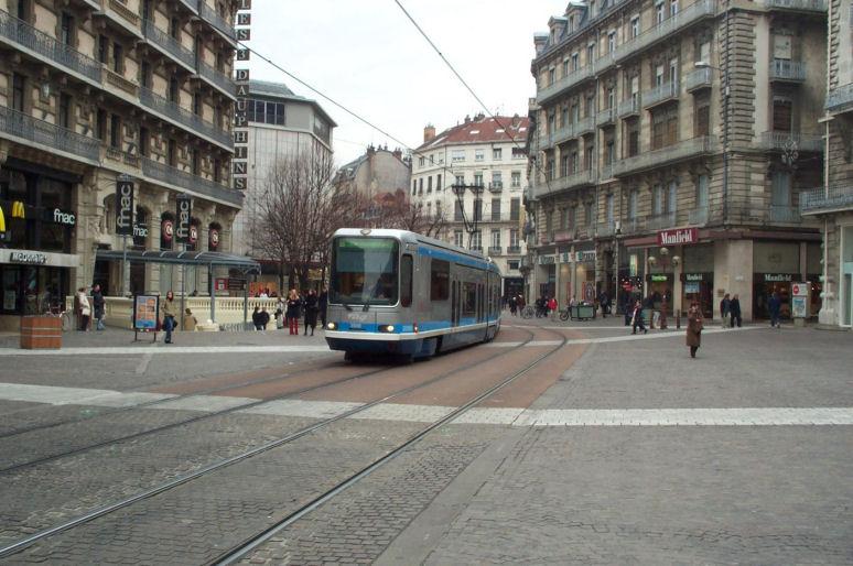 1987 12 Grenoble, the first tram line in the main pedestrian street