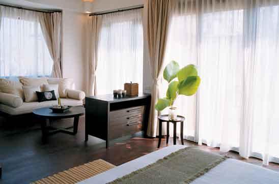 Suite Spacious guest rooms fitted with high ceilings are signature aspects of our family-size suite, fitted with one king-size bed or two queen-size beds.