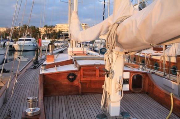 A dinghy shuttle will pick you up on the sailboat to drop them off at the
