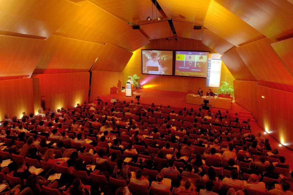The auditorium will be reserved for scientific talks only (please, feel free