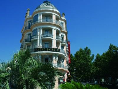 LE CAVENDISH (4*) 11 boulevard Carnot, Cannes Located two steps away from the Palais des Festivals and La Croisette, Le Cavendish attracts the lovers of the French Riviera, its sweet and authentic
