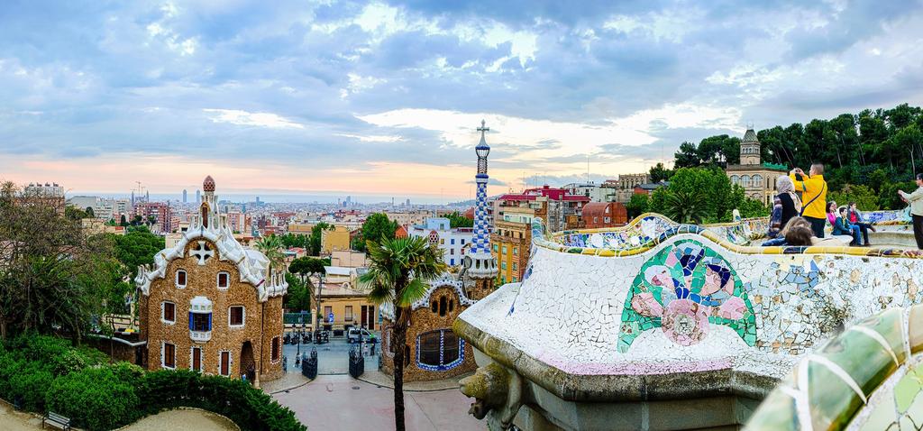 DAY 2 : WEDNESDAY 20 th SEPTEMBER 2017 14:00 Parc Güell Parc Güell is one of the masterpieces of the Catalan architect Antoni Gaudi, who projected it in 1900.