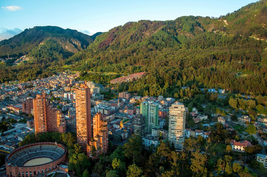BOGOTA WEATHER Bogota has a subtropical mountain weather. The average daily temperature in Bogotá is 50 F to 70 F.