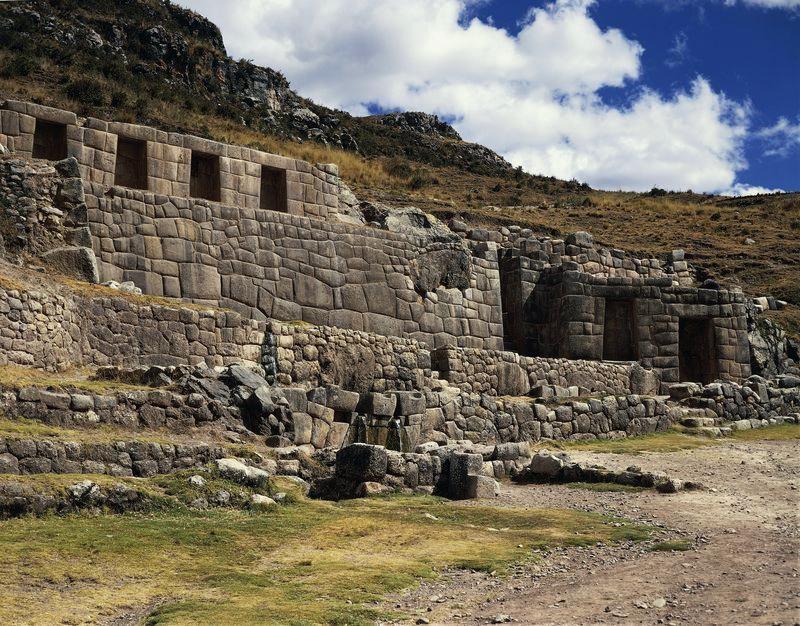 Inca Rise to Power Quechua-speaking clans, or ayllus, living near Cuzco, an area under the influence of the Huari gathered in Cuzco under the Inca leader Pachacuti Pachacuti s son, Topac Yupanqui,