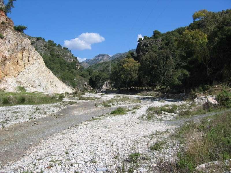 The riverbed is sometimes dry, at other times it is necessary to skirt around the water or simply paddle through it. Directions: Return down the road leading to the San Francisco car park.