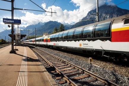 price) Train Easy transfer from the boat to the train (at ground level, only a distance of 100 m) Spectacular route with helical tunnels along the legendary Gotthard railway line Information over the