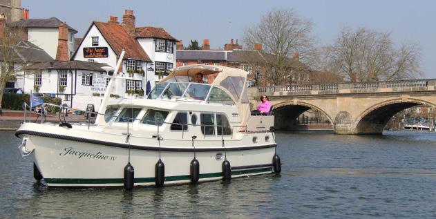 Luxury Boating Holidays We have two luxurious Linssen motor cruisers available for holiday hire on the Thames and we