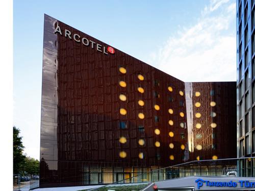 HAMBURG ARCOTEL ONYX HOTEL Website: www.arcotelhotels.com/onyx HOTELS Four-star hotel situated in the heart of St.
