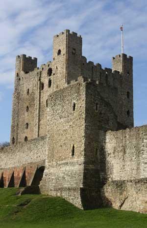 Traditional Square Keep Castles Advantages: Tall thick stone walls made it difficult to climb over or break through. Narrow windows for shooting arrows out of.