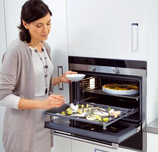 Trendsetting convenience for ovens Hettich is redefining convenience in the kitchen, and is bringing the convenience of the Quadro slide from kitchen cabinets to the oven: This means oven slides have