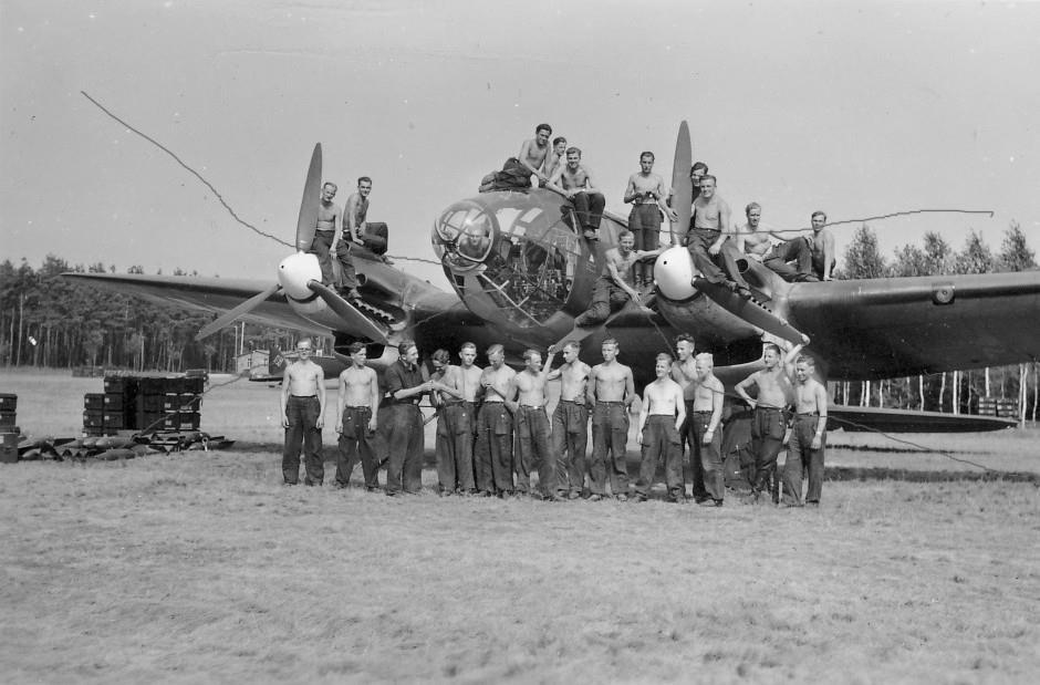 4 th Aircraft Regiment Bombers, a Luftwaffe Squadron posing with