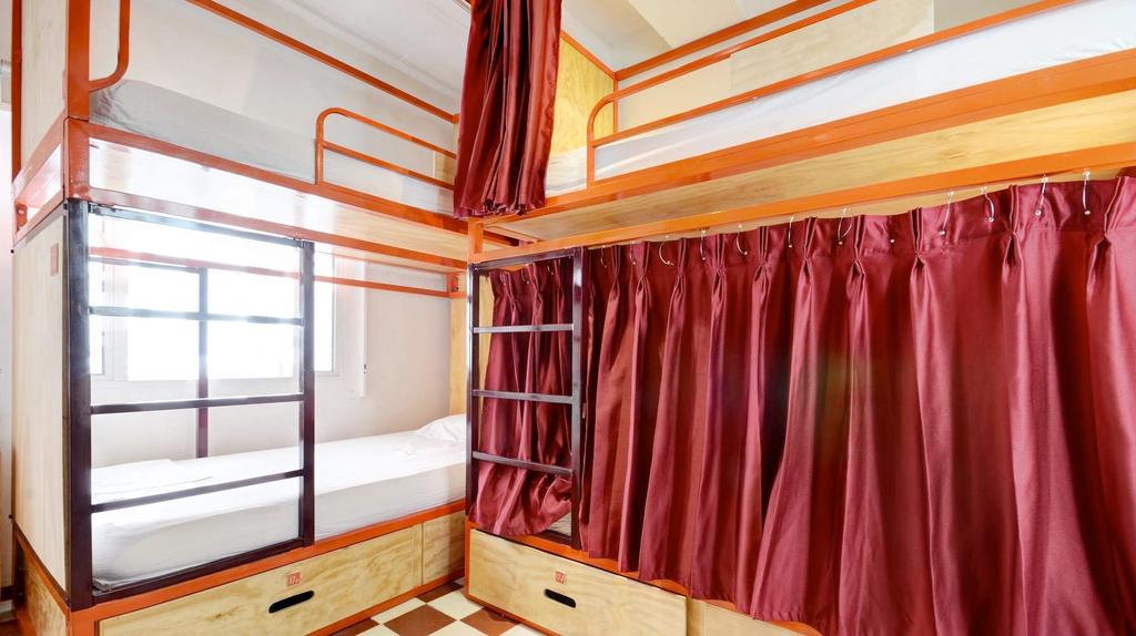 Covering an area of 14 to 22m2, all double rooms are equipped with a King Size bed, a flat-screen TV with cable channels, fans and AC, safes; and a private bathroom.