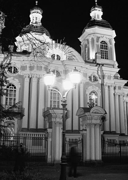 Nuova serie di pali in ghisa che illuminano la chiesa di San Nicola a San Pietroburgo, Russia.