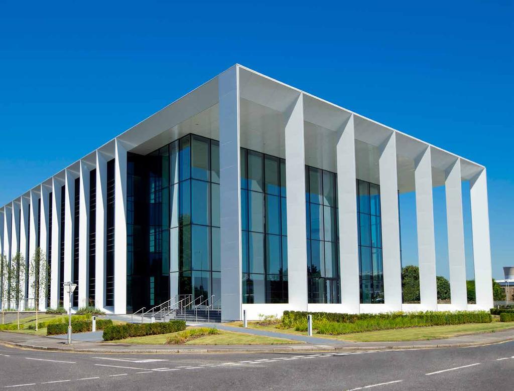 LANDMARK LOCATION THE PERFECT PLATFORM FOR YOUR BRAND. Highly visible from the A4 Bath Road, the building offers an outstanding branding opportunity for the corporate occupier.