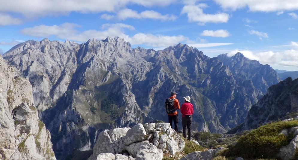 mountain walking holiday with all meals included HOLIDAY CODE SPE Spain, Trek & Walk, 8 Days 4 nights mountain hut / refuge, 3 nights