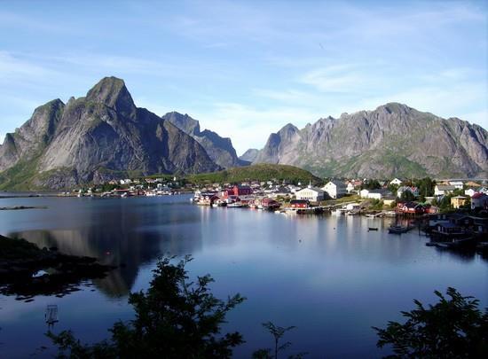 September 11 Oslo - Flåm (155 miles) (B&D) Depart by private coach and drive up the Hallingdal valley, then continue along the panoramic route across the Hemsedal Mountains to Borgund, where a photo