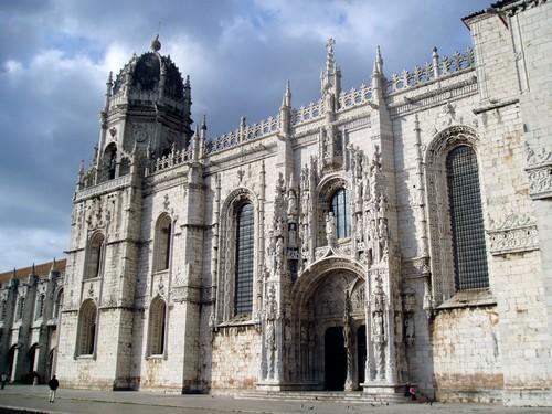 Demographical Information: Approximately 600,000 people live in Lisbon. However, if one includes the various satellite towns, the population of Greater Lisbon rises to approximately 1.