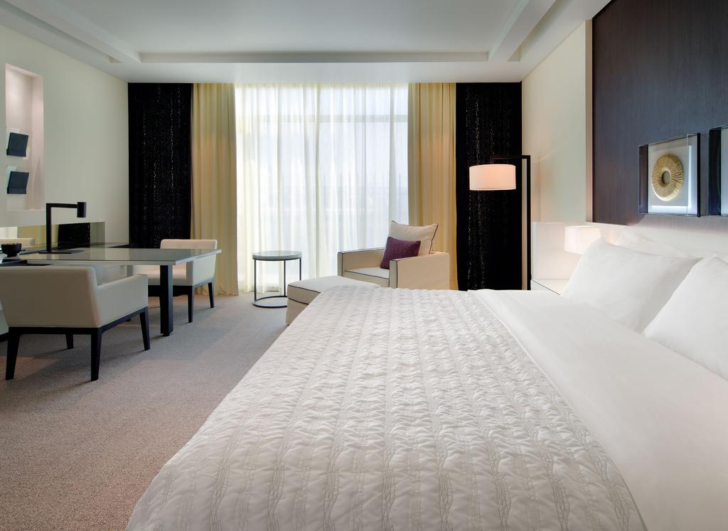 EXQUISITELY APPOINTED Rediscover Inspiration Our 579 guest rooms and spacious hotel