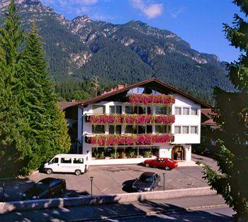 Accommodations: Garmisch-Partenkirchen Rheinischer Hof This family-run hotel is in the world-famous winter sports resort of Garmisch-Partenkirchen.