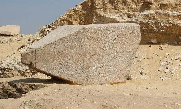 T he Egyptian-German mission, working in Souq al- Khamis archaeological area in Matareyyah, uncovered 1920 fragments of quartzite, representing the lower part of a statue of King Psamtik I, the upper