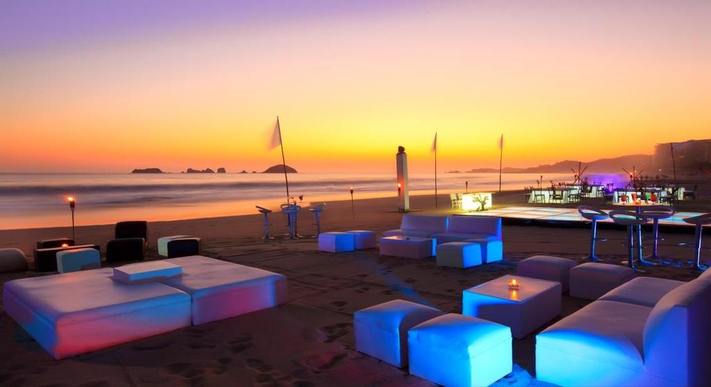 BEACH RECEPTIONS COCKTAIL: 300 GUESTS BANQUET: 400 GUESTS AS THE SUN SETS, THE BEACH CREATES THE PERFECT ROMANTIC ATMOSPHERE TO CARRY THE CELEBRATION