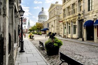 Montreal is the largest French speaking community outside of France, though its sizable English speaking population gives the city a fascinating linguistic mix.