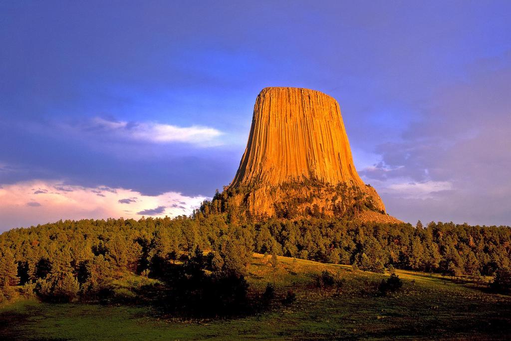 of Deadwood. (B) Day 6: After breakfast at the hotel you will visit Devil s Tower Monument.
