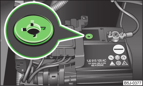 Otvaranje poklopca Slika 131 Plastični poklopac akumulatora vozila U slučaju nestručnog rukovanja akumulatorom vozila može da dođe do njegovog oštećenja.