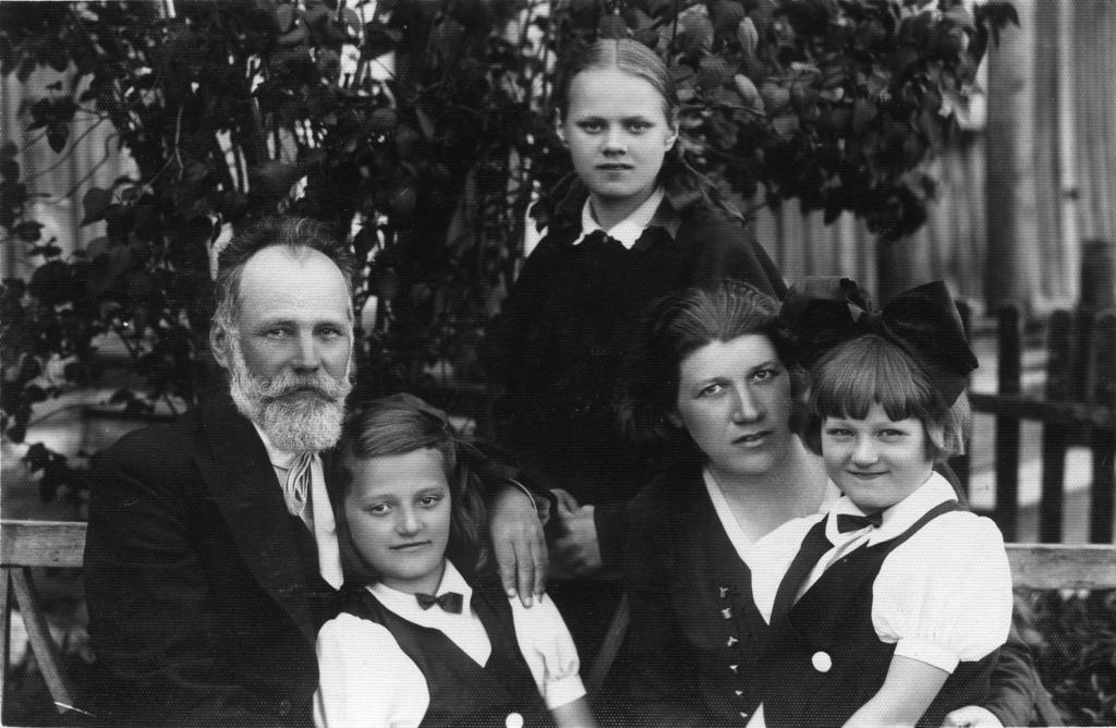 50 pav. Vaistininko Mato Valeikos ir mokytojos Malvinos Šokelytės-Valeikienės šeima, Giedraičiai, 1932 m.