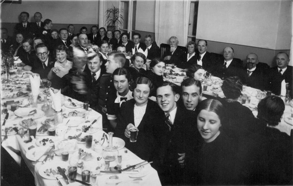 58 pav. Studentų farmacininkų draugijos pobūvis, dalyvauja draugijos nariai, dėstytojai ir farmacininkų draugijų nariai, Kaunas, apie 1930 m.