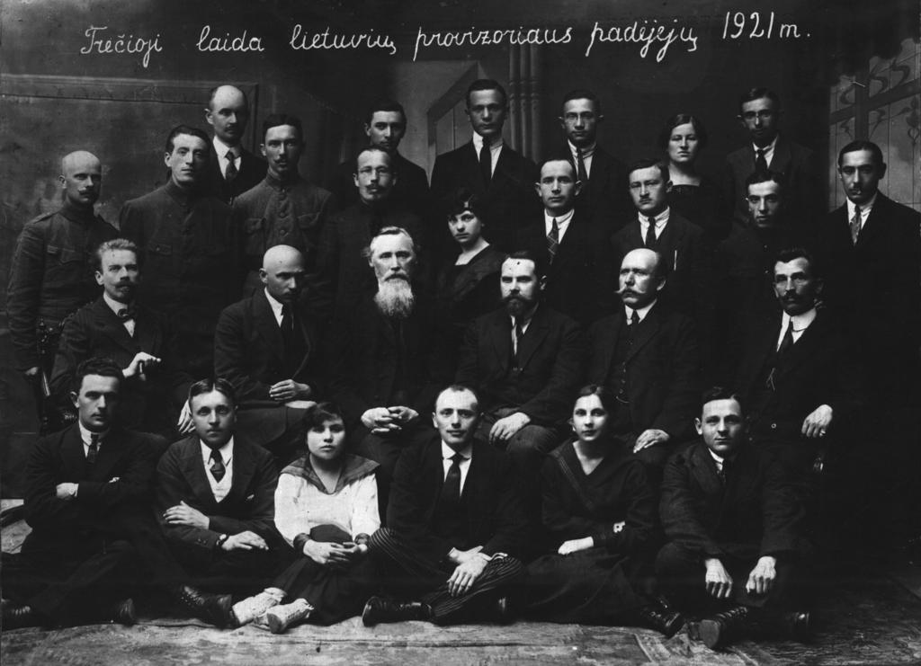 77 pav. Trečioji provizorių padėjėjų laida, Kaunas, 1921 m. Nuotrauka iš Lietuvos medicinos ir farmacijos istorijos muziejaus fondų 37 lentelė.