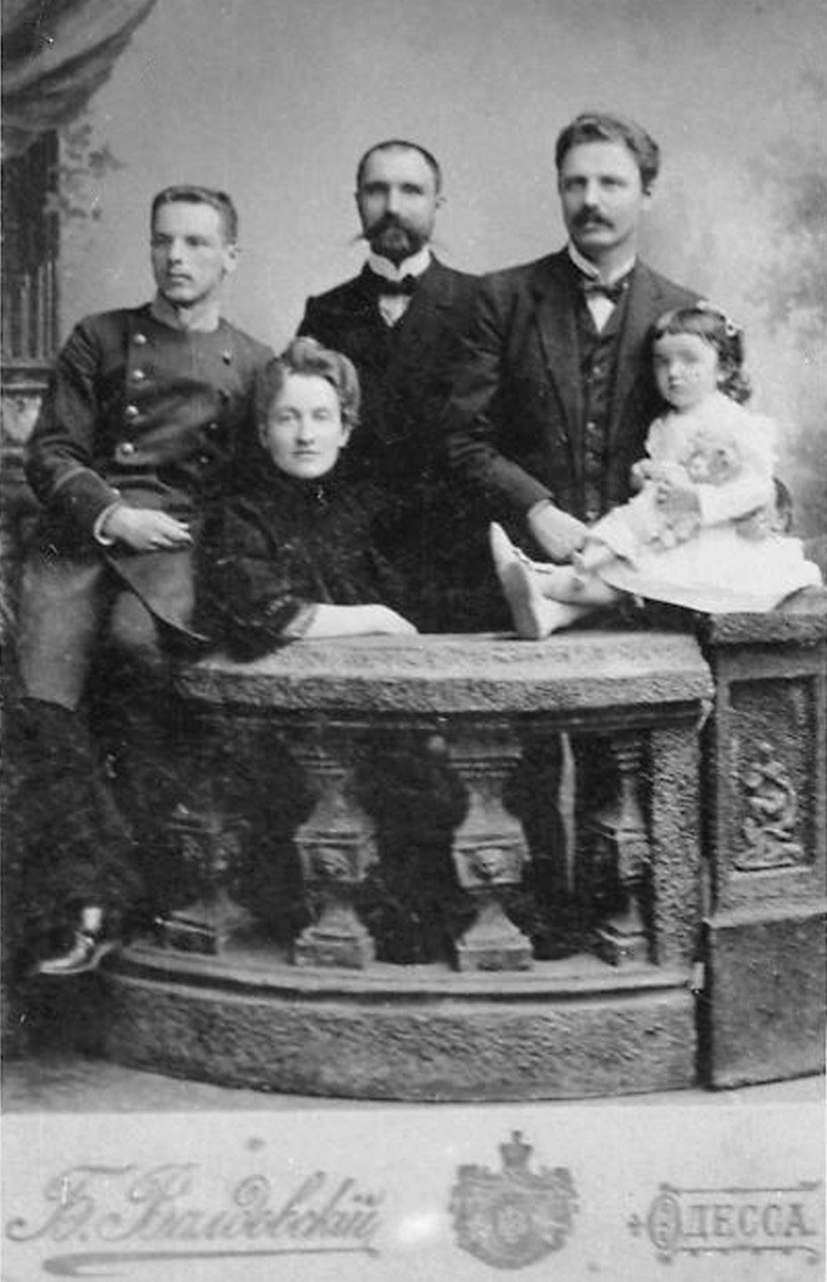 84 pav. Zofija Gurska-Žemaitienė su vyru Liudu Žemaičiu, dukrele ir vyro broliais: viduryje Jokimas, kairėje Zigmas, Odesa, 1907 m.