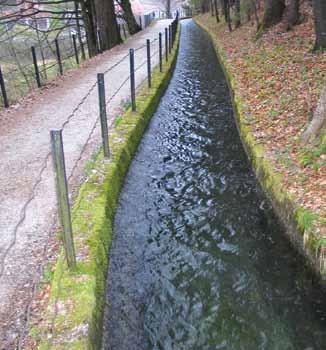 Slika 3: Vodni kanal Rake (foto: A. Zelenc, fototeka Mestnega muzeja Idrija). vodno kolo na zgornjo vodo in na korce s premerom 13,6 metrov.