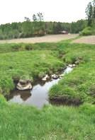 Kocksbybacken upelyje buvo panaudotas žvyras ir stambesni akmenys taip upelio vagoje suformuojant slenksčius. Tai tėkmei suteikė įvairovės ir susiformavo palankesnės galimybės upėtakių nerštui.